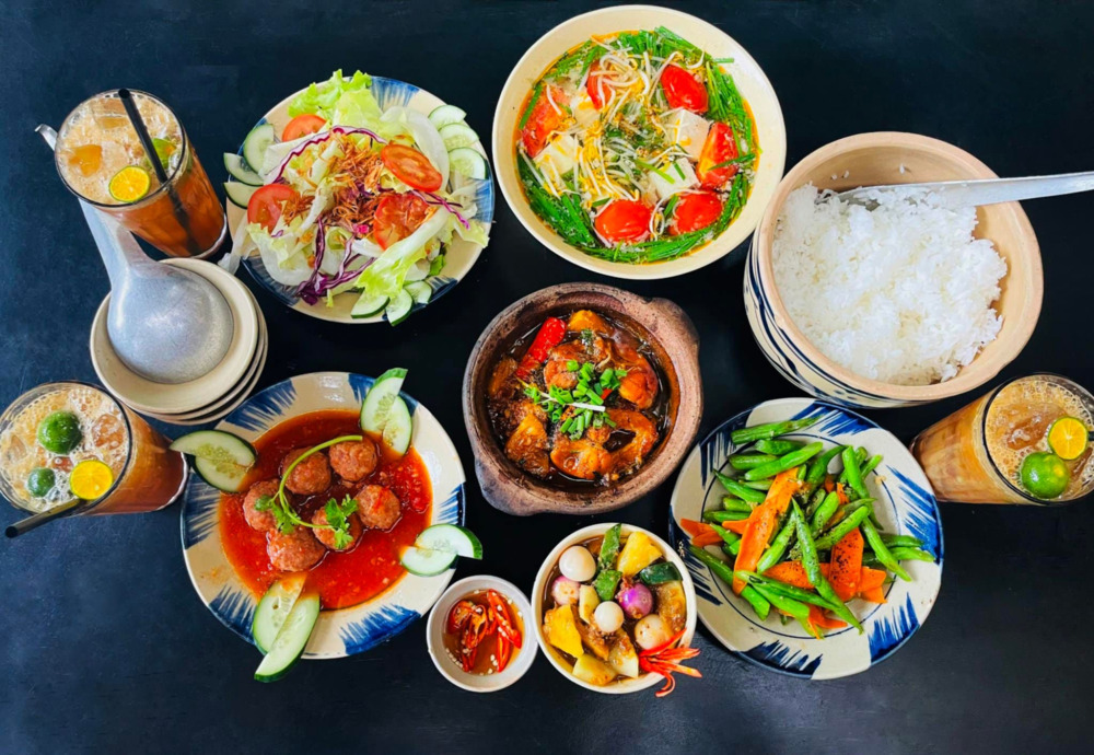 Tiệm Cơm Hồi Nớ “gây sốt” với những bữa ăn đồng giá 55.000 VND, gồm 6 món đầy đủ cơm, thịt, canh, rau